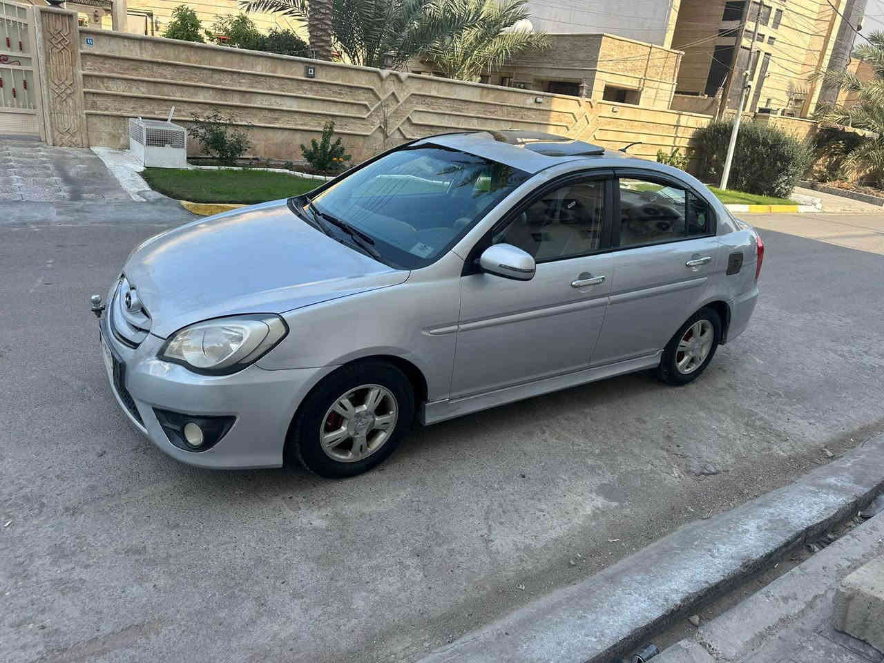 للبيع هونداي اكسنت ٢٠١٠ خليجي فول مواصفات للخير 
محرك وكير جدد ممفتوحات ولا ملعوب بيها مكفولات 
صدرين تخم تاير باتري كهربائيات كلها ع وضع الشركه 
السياره جديده مال بيت ومال جناي متحتاج مصرف 
السياره فول مواصفات للخير وكلشي بيها شغال 
كشرها كلش حلو بيها صبغ باب السايق فقط 
السعر ٩٤ ورقه وبي مجال للشراي العنوان بغداد حي الجامعه 

‭٠٧٧١ ٨٤٠ ٦٧٧٤‬ابو حسن اني مكلف بل نشر بغداد, العراق
