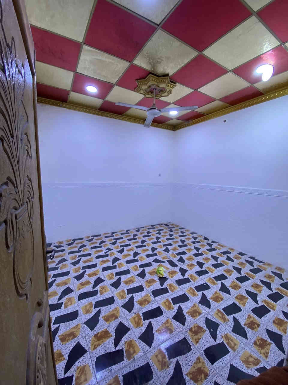 بيت في منطقه كوت الحجاج خلف مطبعه البهاء الايجار 
يتكون البيت من ….
غرفتين منام 
صاله واستقبال 
مطبخ وصحيات داخليه وخارجيه 
طرمه ومخزن وصطح 
سعر الايجار 800الف وقابل للتفاوض 
الاستفسار الاتصال على 
***********
