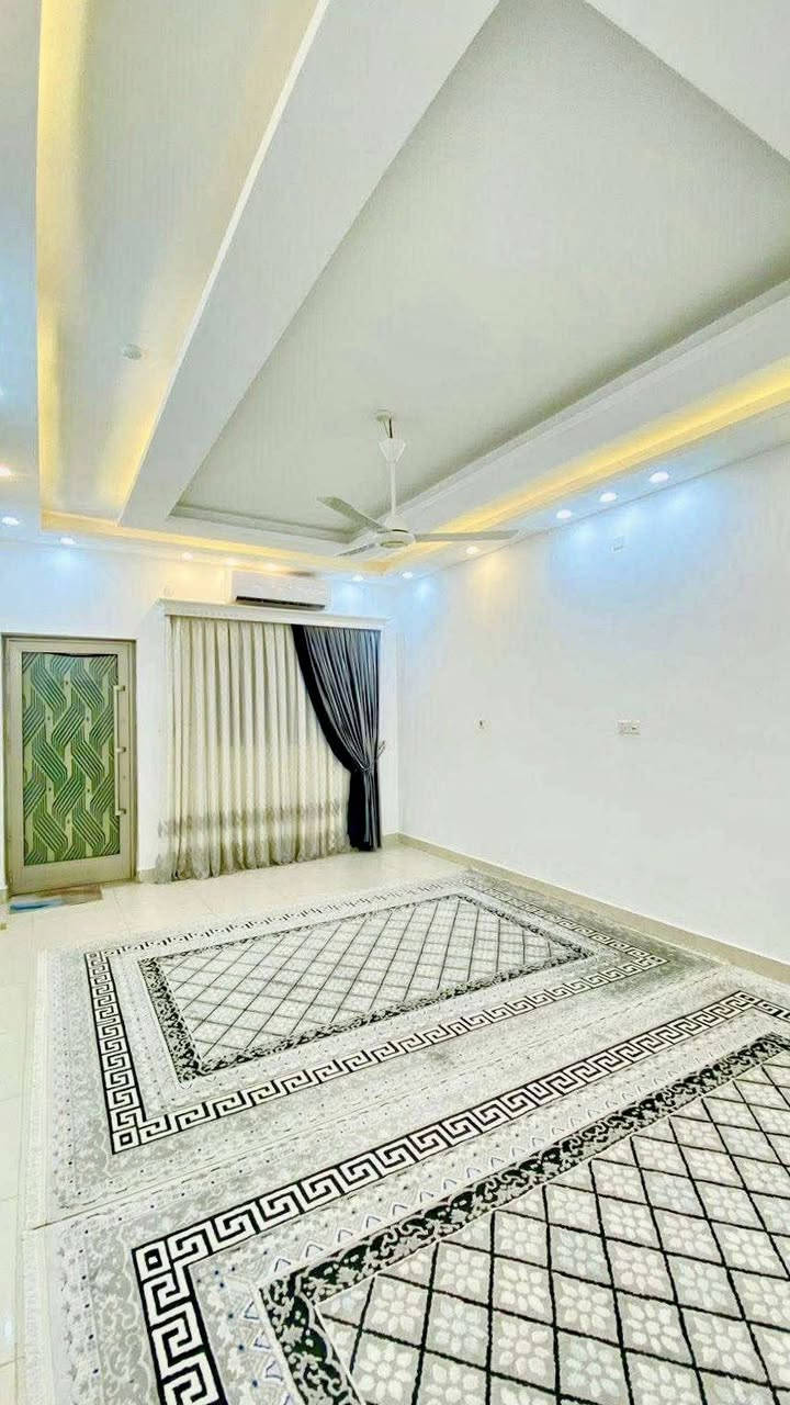 #إعلان رقم (196)
               
//دار للبيع المكان مجمع الدوح السكني   //

  #التفاصيل
العنوان مجمع الدوح قرب أسواق الدوح القديمة
ابواب وشبابيك درجة اولى شغل معمل الفرات والبيت بنائه ع يد صاحب البيت

                        سنة البناء _ ٢٠٢٣ _

                         الدار طابقين
يحتوي الدور الارضي  _ غرفتين + صالة + استقبال + مطبخ + صحيات  داخلية وخارجية     + حديقة كبيرة + كراج يتسع سيارة 

الدور الاول يحتوي _ اربع غرف  نوم + صالة كبيرة + مجموعة صحيات

 #الدار مسحوب علية قرض المصرف العقاري                   

                     المساحة_ 200 _ م _ 
           المبلغ الكلي للدار  _ 243 _ مليون 
         القسط الشهري _ 460 _ الف دينار 
              
                                                                            
#الاستفسار اكثر مراجعة مكتبنا او مراسلة الصفحة او الاتصال على الرقم ادناه 

#العراق _ السماوة _حي العسكري _ قرب جامع الامام علي (ع)

#رقم المكتب_ ***********_سيد ولاء
                         _ *********** _ابو حسين                                                  
 
              #الخارطة للاستثمار العقاري #
                         _خدمات عقارية_
