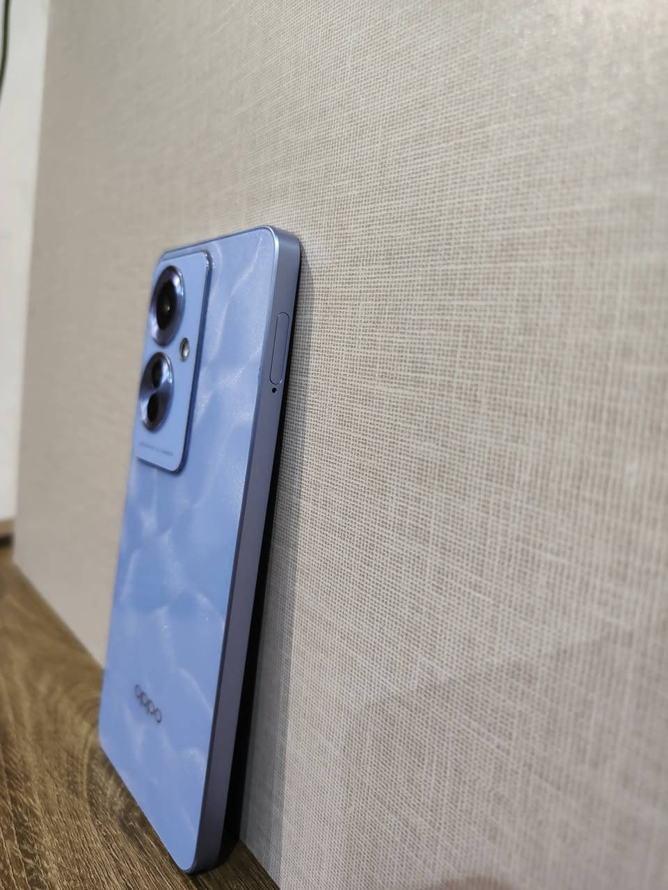 📱 مواصفات جهاز OPPO Reno11 F 5G:
اسم الجهاز والوجبة: OPPO Reno11 F 5G (رقم الطراز: CPH2603).
المعالج: ميديا تيك ديمينسيتي 7050 (MediaTek Dimensity 7050) الداعم لشبكات الجيل الخامس.
الذاكرة العشوائية (RAM): يأتي بـ 8 جيجابايت رام أساسية (مع إمكانية توسعتها افتراضياً بزيادة تصل إلى +4 أو +8 جيجابايت إضافية).
مساحة التخزين الداخلية: 256 جيجابايت (المستخدم منها في الصورة حوالي 24.1 جيجابايت).
الشاشة: بحجم 6.7 بوصة (تردد 120 هرتز من نوع AMOLED).
البطارية: بسعة 5000 مللي أمبير في الساعة (وتدعم الشحن السريع بقوة 67 واط).
نظام التشغيل: واجهة ColorOS 14.0 المبنية على نظام أندرويد.
📸 منظومة الكاميرات:
الكاميرا الأمامية (السيلفي): بدقة 32 ميجابكسل.
الكاميرات الخلفية (ثلاثية):
الكاميرا الأساسية: بدقة 64 ميجابكسل.
كاميرا التصوير العريض (Ultra-wide): بدقة 8 ميجابكسل.
كاميرا الماكرو (التصوير القريب): بدقة 2 ميجابكسل.جهاز OPPO Reno11 F 5G الظاهر في إعدادات الصور يعطيك أداءً ممتازاً ومستقراً في لعبة ببجي (PUBG Mobile) بفضل معالج Dimensity 7050:
60 فريم (60 FPS): يشتغل الجهاز بسلاسة تامة على إعدادات جرافيك سلسة + قوية جداً (Smooth + Extreme).
هذا الخيار (60 فريم) هو الأفضل لضمان استقرار اللعب وسرعة الاستجابة بدون تقطيع أو حرارة عالية أثناء المواجهات والـ Hot Dro 
كل هاذا المواصفات بسعر 190 فقط .***********
