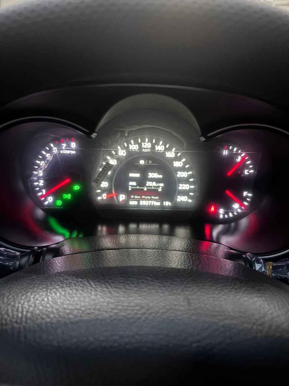 السلام عليكم
سورنتو 2015 للبيع 
سياره نظيفه جداً 
ماشيه 59 الف 
فول مواصفات 1/1 كويتي 
كراسي كهربائية تدفئه تبريد 
مكاني البلديات ***********
السعر 210
