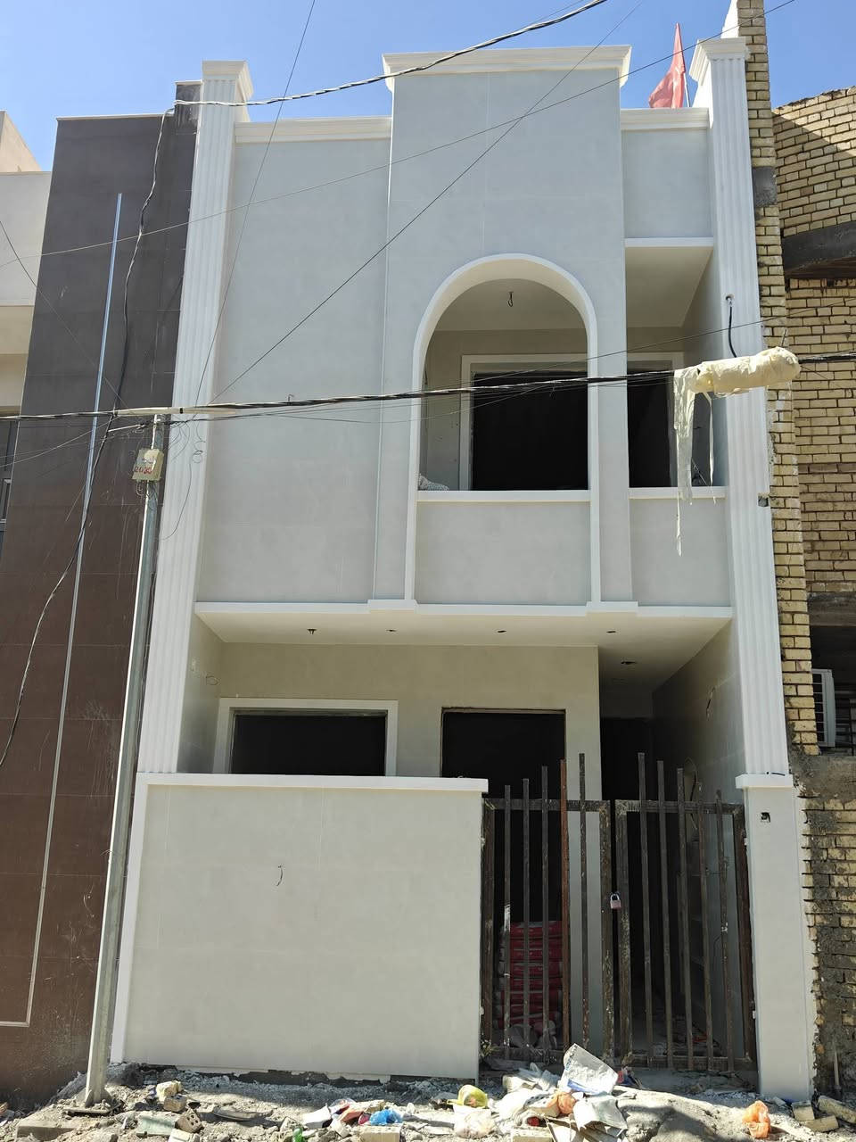 للبيع بيت 100م قيد التشطيب في حي الجهاد، قرب شارع الفاو ومجمع النسيم! 🏡 يتكون من 3 طوابق، 5 غرف نوم (واحدة ماستر)، 4 حمامات، صالة، مطبخ، هول، وبيتونة كبيرة. يسلم مفتاح! 🔑 للاستفسار، اتصلوا بشركة المستقبل على ***********. #عقارات #بغداد #منزل_للبيع
