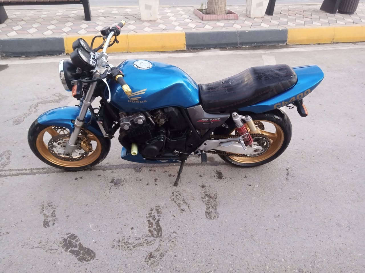 السلام عليكم سي بي 400 هايبر كابريتر 2000 موديل 2000 كفاله عمه كمرك متفوع المشراي  لا يكسر بسعرها*********** ما متوجد عله لنترنيت تصال فقط مكان الدراجه ديالى بعقوبه
