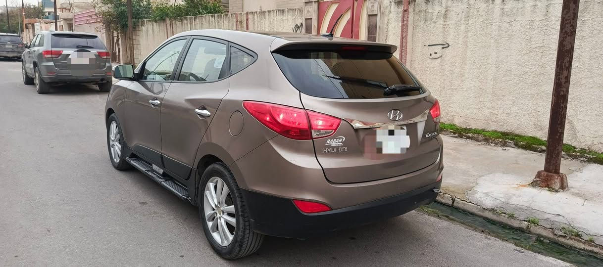 توسان 2010 وارد امريكي 
بانوراما 
محرك 2400 دوش
كير توماتيك
ويل 18
السعر المطلوب 130
كلين بدون حادث 
***********
***********
