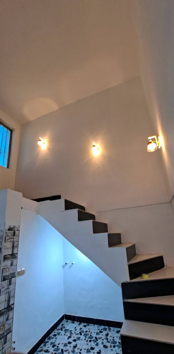 السلام عليكم بيت مساحه200متر الموقع كربلاء طويريج شارع اربعين قرب حي الصناعي يحتوي على غرفتين استقبال صاله جبيره حمامات داخليه خارجيه وساحه سياره كامل من كلشي يرهم بيع او رهن اللاستفسار ***********
