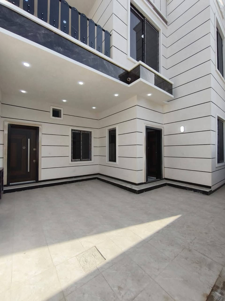 اسعد الله اوقاتكم بكل خير 🔷 
احبتي متوفر دار سكان البيع المساحه 200متر 
البيت 
طابقين البيت جديد وفارق وجاهز السكان طبعن البيت شقله كله 
1/1عنون البيت البصره ابو الخصيب ابو الجوزي 
البيت يحتوي علا 5قرف منام 
وصالتين 
ومطبخ 
وحيات داخلي وخارجي 🛑 
وكراج سياره 
ما شاء الله البيت تحفه 
نوع العقار طابو زراعي عراقي وكاله ونسخه من الطابو ◼️
سعر البيت ب225اوبي مجال 💸 
باقي الستفسار علا الرقم 

***********
