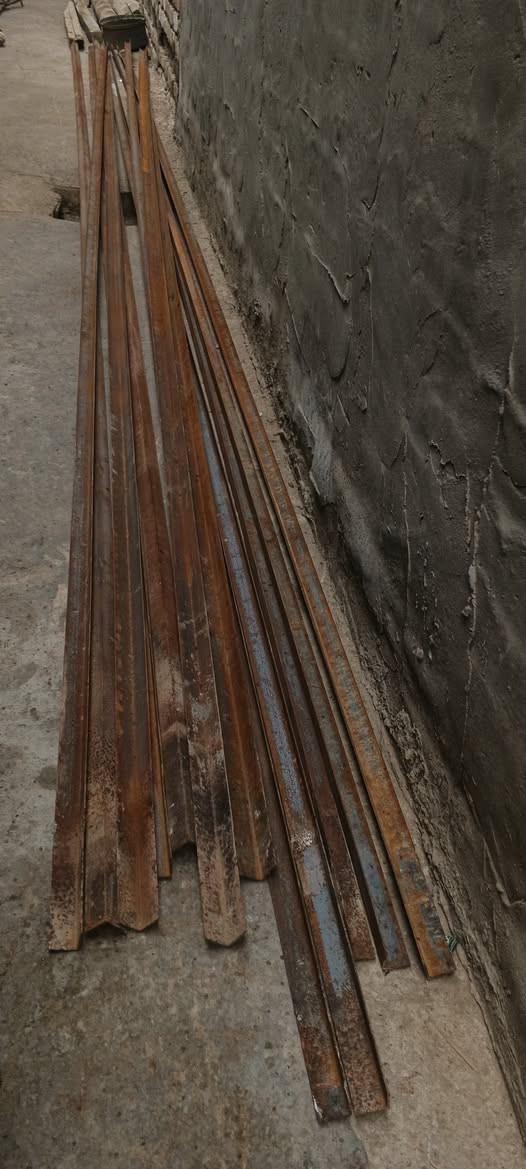 السلام عليكم ورحمة الله وبركاته عندي 13 زوايه مالت بناء و6شيلمانات وهمين عمدان الي يريد يشتري يتصل على الرقم ‏‪***********‬‏ طول الشيلمان اربع مترات ونص وطول الزوايه 5امتار
