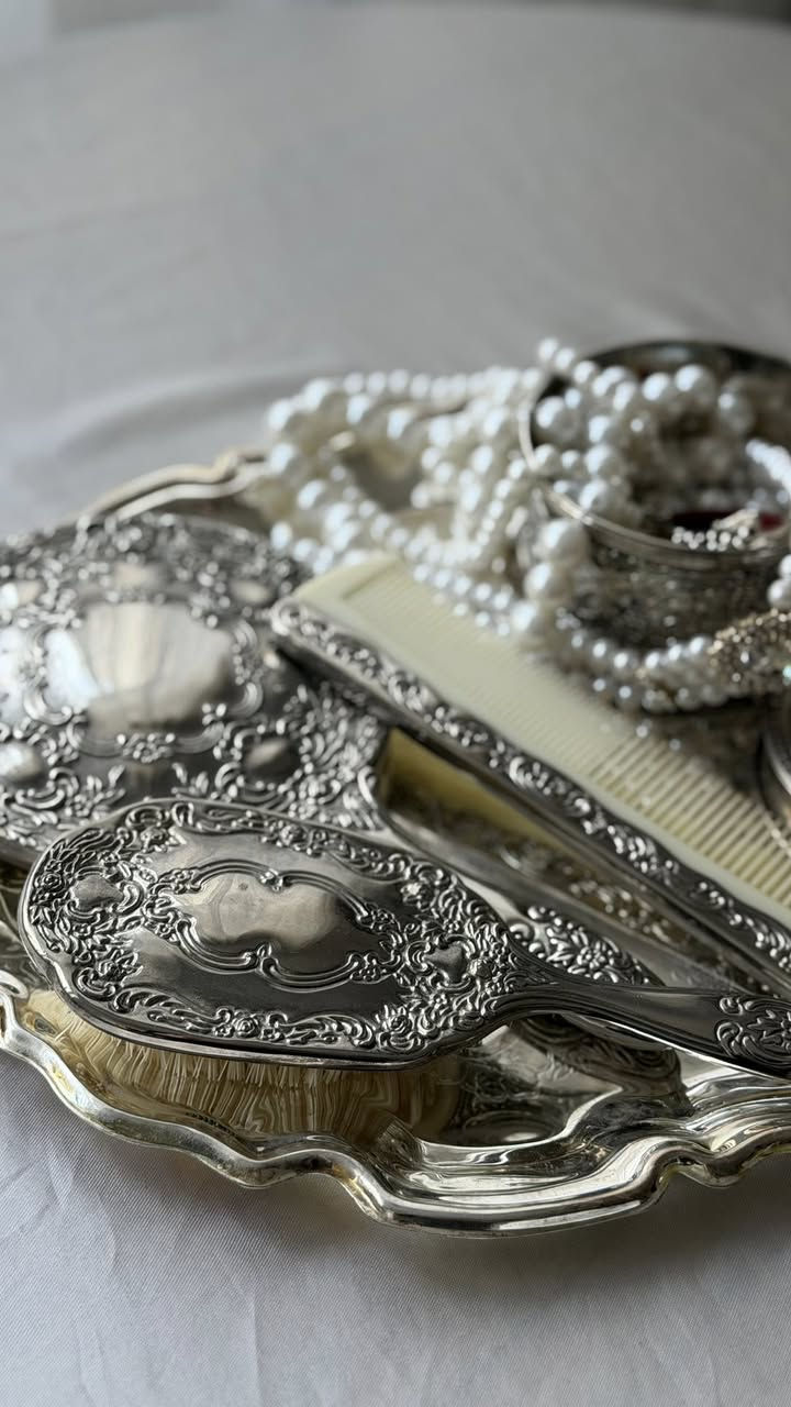 سيت انكليزي أنيق طلاء فضه اصلي Genuine Silver-Plated
بالكارتون غير مستخدم نظافة 100% 
تتكون المجموعة من:
▫️ مرآة يدوية
▫️ فرشاة شعر
▫️ مشط
▫️ علبة إكسسوارات مطلية بالفضة 
▫️ عدد 2 طبق دائري صغير للإكسسوارات مطليان بالفضة  

متوفر توصيل جميع محافظات العراق


**إذا كنت صاحب هذا الإعلان وتريد حذفه لأي سبب، رجاءا أرسل رسالة إلى الدعم الفني**