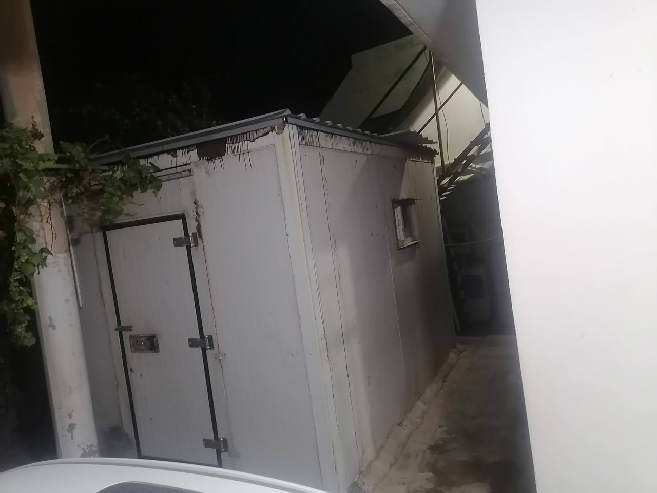 كرفان مخزن للبيع يرهم محل يرهم مخزن للبيع حجم الكرفان ٤ في ٣ سندوج الأصلي أمريكي للإستفسار ألاتصال (***********) أبوسجاد الحداد..؟
