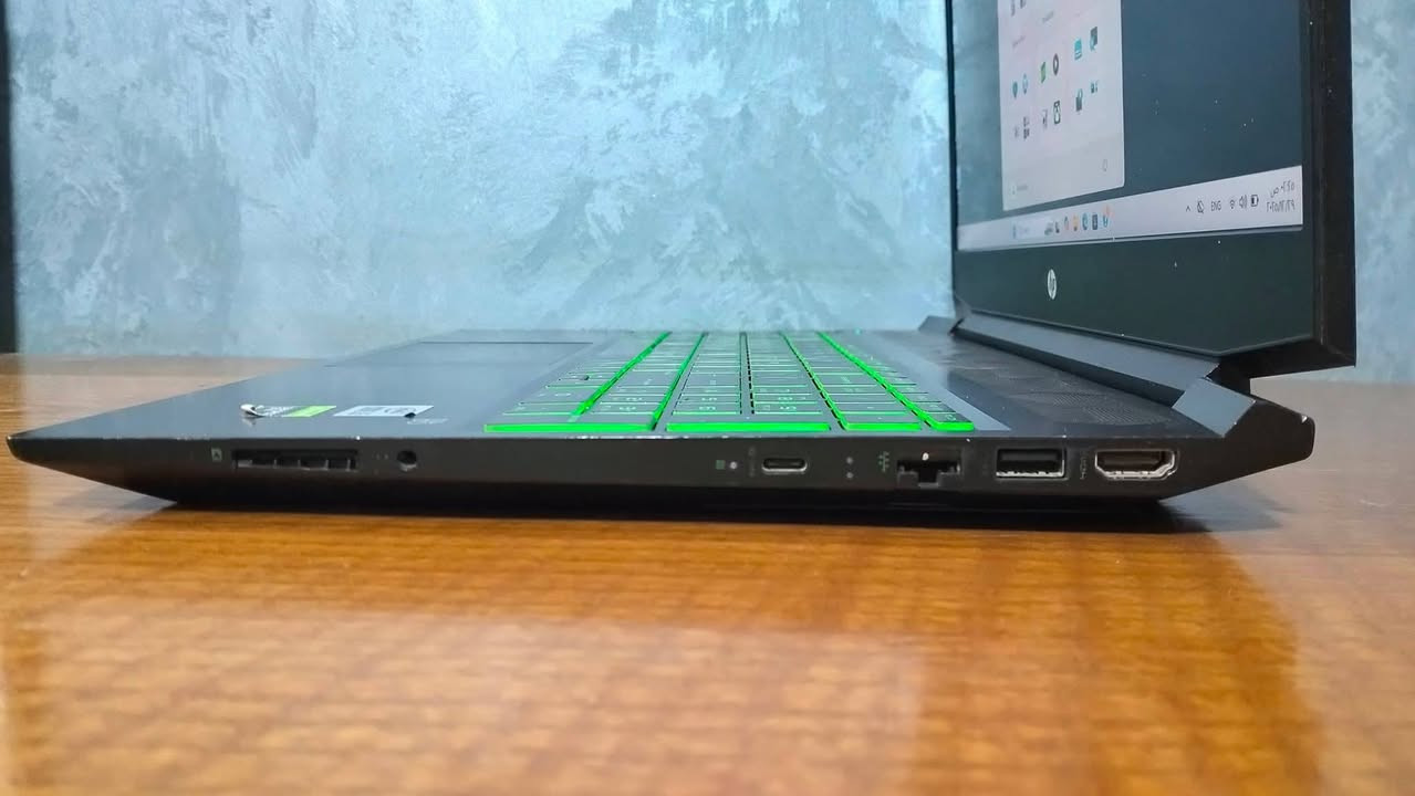 🎮 HP Pavilion Gaming 16-a0021ne
لابتوب جيمينج عملي بشاشة كبيرة 16.1 بوصة وأداء قوي بكارت GTX 1650، مناسب للألعاب والاستخدام اليومي والتصميم الخفيف.

━━━━━━━━━━━━━━━━━━━━━━

🔵 المعالج
Intel Core i5-10300H

💪 4 أنوية / 8 Threads
🔥 من فئة H للأداء العالي
🎮 مناسب للألعاب المتوسطة والبرامج الثقيلة نسبياً

🔵 الذاكرة (RAM)
8GB DDR4

⚡ أداء جيد للاستخدام اليومي
🔧 قابلة للترقية لتحسين الأداء

🔵 التخزين
128GB NVMe SSD
+
500GB HDD

🚀 سرعة في تشغيل النظام بفضل SSD
💾 مساحة تخزين إضافية كبيرة للألعاب والملفات

🔵 الشاشة
16.1 بوصة IPS Full HD
دقة 1920×1080

📺 شاشة كبيرة ومريحة
✨ ألوان جيدة وزوايا رؤية واسعة
🎯 مناسبة للألعاب والمشاهدة

🔵 كروت الشاشة
Intel UHD Graphics
+
NVIDIA GeForce GTX 1650 4GB GDDR6 🔥

🎮 أداء قوي في الألعاب المتوسطة
🎨 مناسب للتصميم والمونتاج الخفيف
⚡ تجربة أفضل بكثير من الكروت المدمجة

🔵 لوحة المفاتيح
⌨️ Keyboard Backlit (مضيء)

🔵 البطارية
🔋 حالة البطارية: 71%

🔵 النظام
Windows 11 أصلي
✅ يتفعل تلقائياً بمجرد الاتصال بالإنترنت

━━━━━━━━━━━━━━━━━━━━━━

🔴 ملاحظة هامة
يوجد أثر تطبيع بسيط في الشاشة يظهر في اللون الأبيض فقط، ولا يؤثر على الاستخدام أو الأداء.

━━━━━━━━━━━━━━━━━━━━━━

🎮 مناسب للألعاب
💻 الاستخدام اليومي والدراسة
🎨 التصميم الخفيف
🎬 مشاهدة المحتوى

━━━━━━━━━━━━━━━━━━━━━━

🛡️ ضمان شهر كامل
🔄 15 يوم استبدال
🚚 متاح الشحن لجميع المحافظات

🔥 شاشة 16.1 + GTX 1650 + أداء قوي = تجربة Gaming عملية بسعر مناسب 🔥


**إذا كنت صاحب هذا الإعلان وتريد حذفه لأي سبب، رجاءا أرسل رسالة إلى الدعم الفني**
