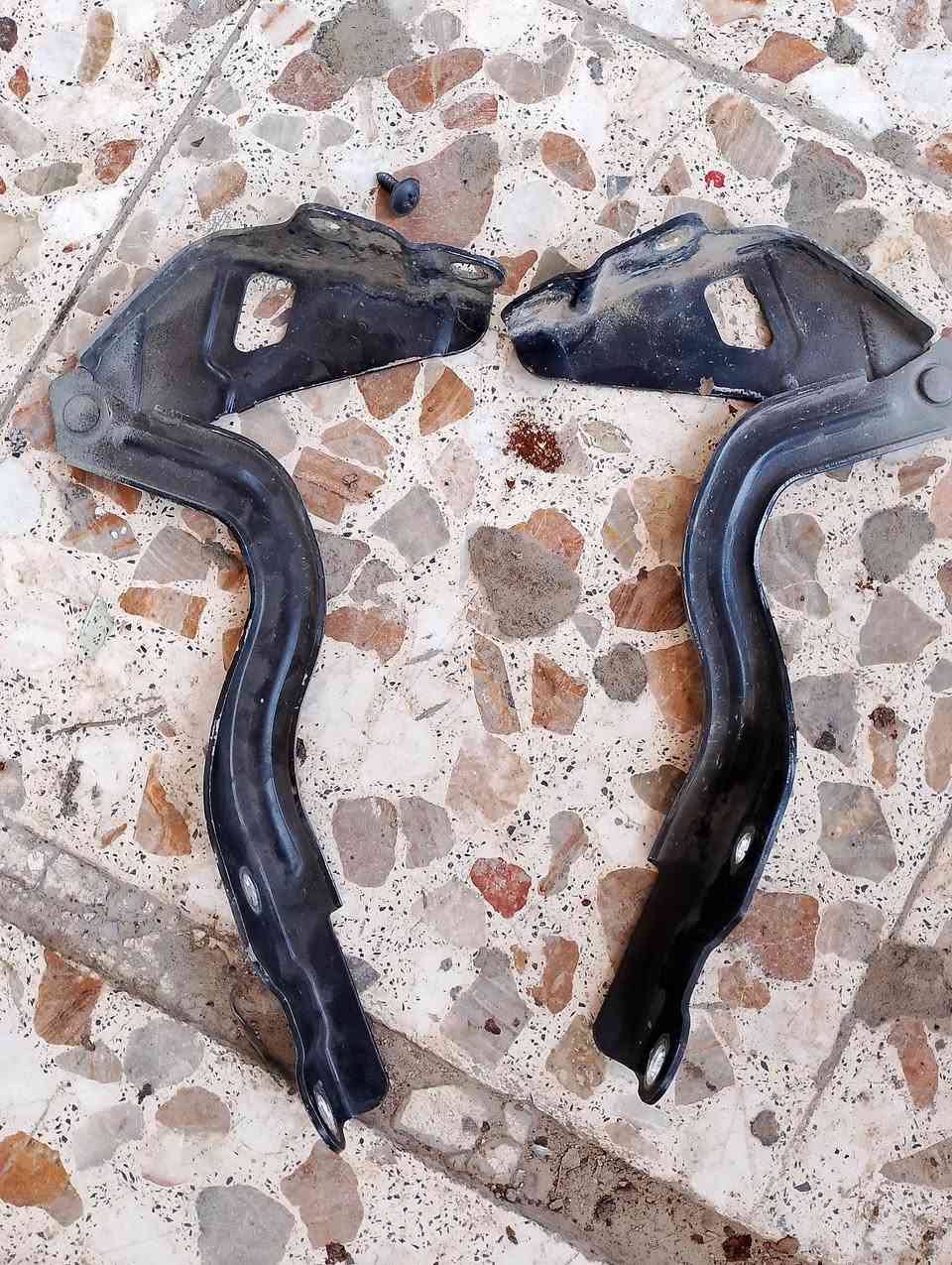 ابواب اكسنت 
و جاملغ جهه السائق 
وصندوق تفصيخ 
نرمايد بنيد 
دبه ماء 
بغداد الامين شارع المعلمين محل القسواء 
***********
