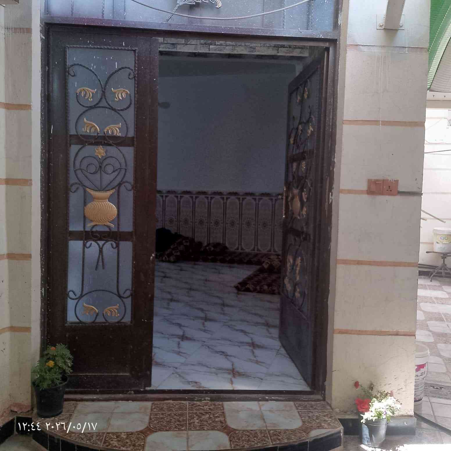 دار طابق واحد مسلح في ال7 كيلو
خلف مجمع سات في ال22 الف طابو صرف
المساحة/ 200 متر
الشارع/ 10 متر
البناء حجر وسمنت سنة 2020
الدار يحتوي/
كلدور واستقبال وصاله وغرفتين نوم
ومطبخ حار وبارد ومناور عدد2
ومجمع صحيات داخل وخارج
وصاله في الطابق الثاني
* الارضية بورسلين 
* المطبخ والصحيات فرفوري
* الدار نظيف وجاهز للسكن
السعر/ 80 مليون 
للاستفسار 
مكتب ابو مصطفى للعقار في الرمادي حي المعلمين 
قرب فلكة الفرسان مقابل مصرف الخليج التجاري 
هاتف 
محمد  ***********
مثنى  ***********
يتوفر (واتساب) على نفس الارقام
