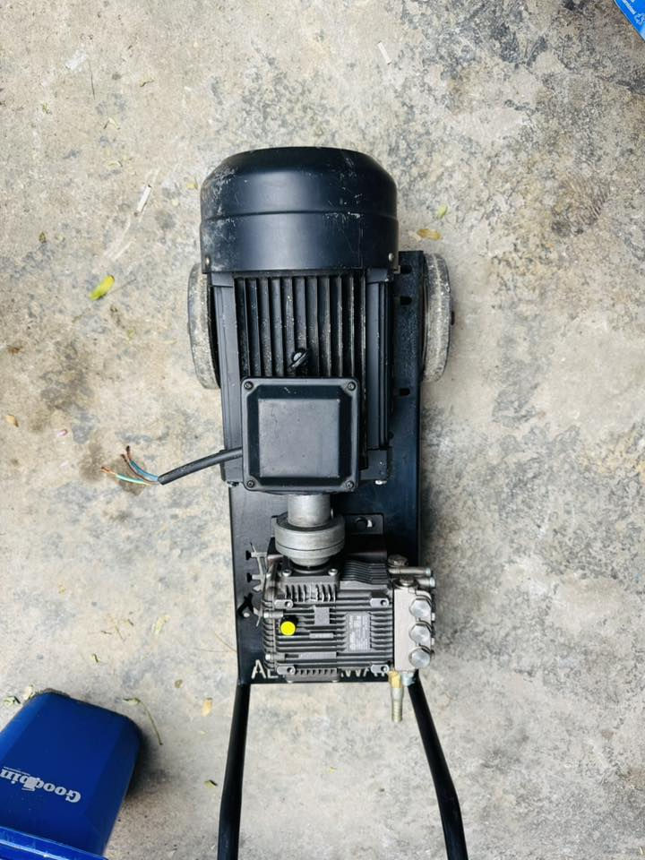 مضخة إيطالية 250 بار ماطور 7 حصان ونص ثري فيز صوندة 15 متر مسدس طويل نظيف وشغالة مستعمل قليل آخو جديد وعلى فحص مكاني بغداد مدينة الصدر 
***********
