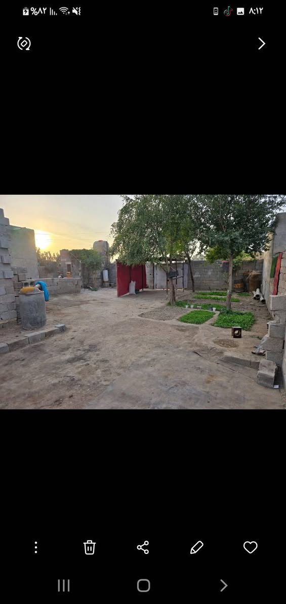 سلام عليكم للبيع بيت مساحته ٥٠٠م البيت ٣٠٠م ويتكون من ٣غرفه ٥/٤ وصاله ومطبخ وديوان /القطعه ٢٠٠ م تحتوي على مطبخ خارجي وصحيات وسقيفه للسياره وحديقه / حي المنتظر اول شارع قرب مدرسة لتاخي لشوارع صب مع كافة الخدمات للتواصل على الرقم *********** واتساب

