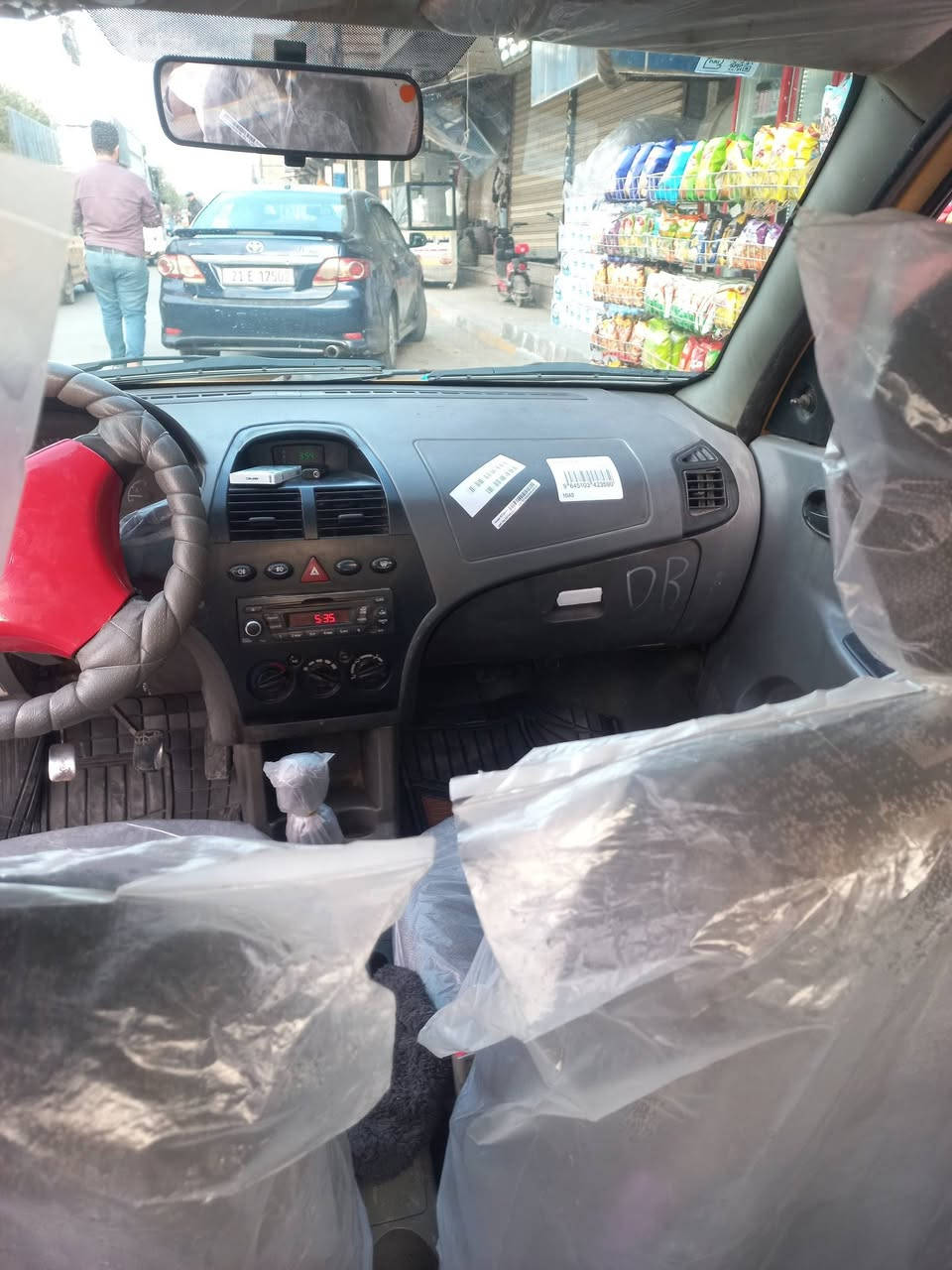 السلام عليكم سياره طيبه موديل ٢٠٠١٦ السياره جديده مال جناي شواصي شركه كيرمكينه تخم كهربائيات تبريد صدر كله جديد بيه بس جاملغ خلفي بي باردومصبوغ مكان السياره بغدادمدينة الحريه رقم الهاتف *********** السعر٣٧ وبي مجال بسيط
