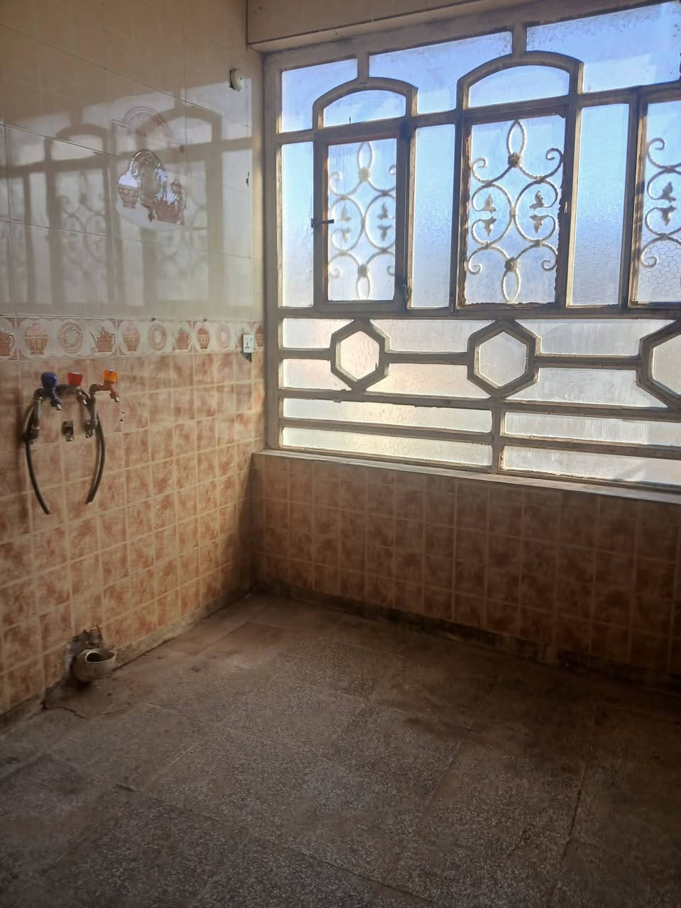 سلام عليكم شقه لليجار طابق ثاني غرفتين نوم مطبخ مجمع صحي هول مساحتها جبيره موقعها حي الطياره شارع بصف اسواق 24ساعه ثالث بيت 
السعر ايجار 400الف رقم الهاتف ***********
