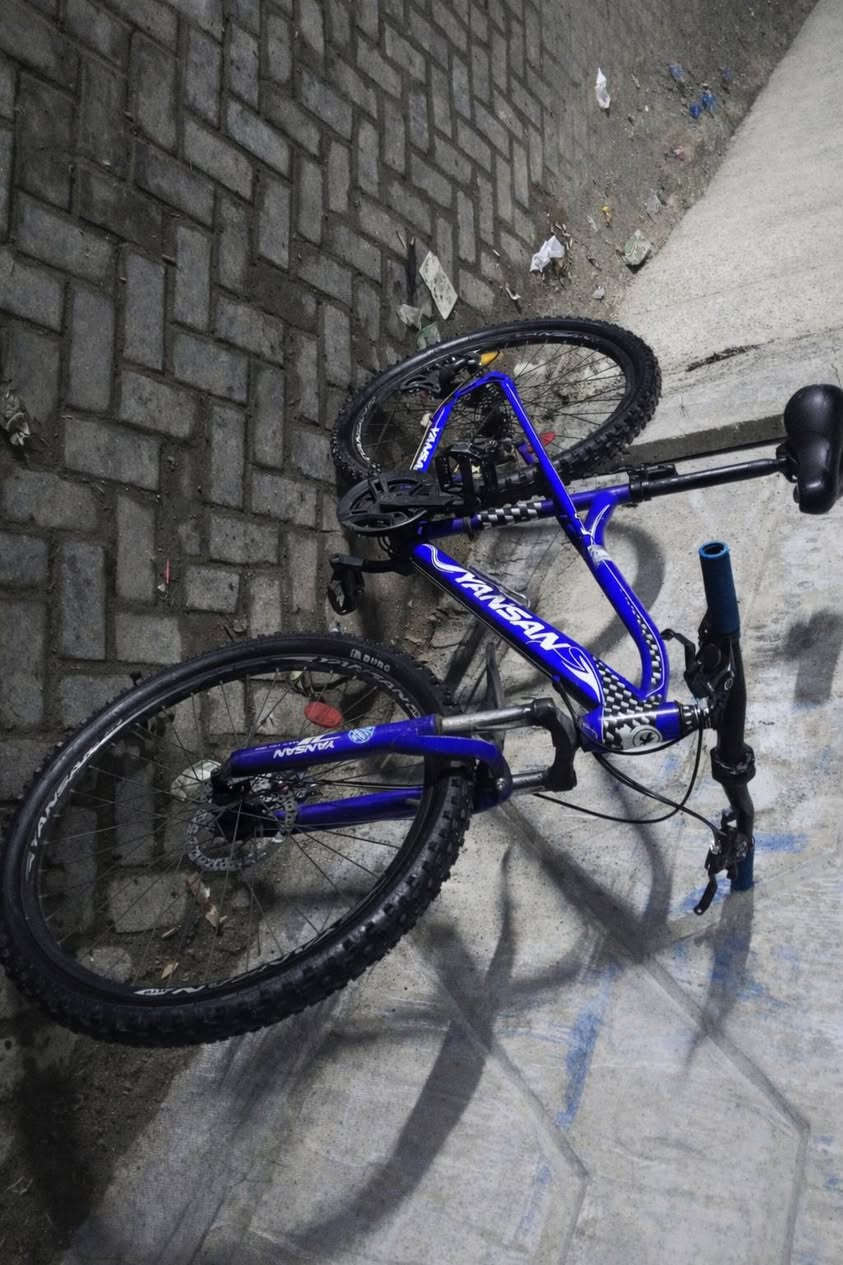 🚴‍♂️ بيسكل YANSAN جبلي للبيع – بغداد _مدينه الصدر 
🔥 نظيف جداً واستعمال خفيف
🛞 إطارات عريضة وثابتة على الطريق
⚙️ سرعات + فرامل قوية
💪 مناسب للشباب، للدوام، والتنقل اليومي
✅ جاهز للاستعمال مباشرة بدون أي صرف
💰 السعر: 130 ألف دينار
📉 بيه مجال  للمهتمين  فقط
📍 الموقع: بغداد-مدينة الصدر 
📩 التواصل خاص للمهتمين حصراً


**إذا كنت صاحب هذا الإعلان وتريد حذفه لأي سبب، رجاءا أرسل رسالة إلى الدعم الفني**