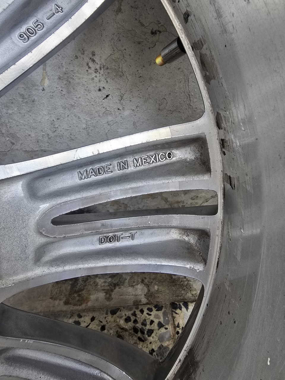 السلام عليكم للبيع تخم ويل مكسيكي حجم 18 بدون تصليح بي تخم تاير نكسن نضيف السعر، 850 دولار
***********
***********
بغداد الحريه ابو احمد
