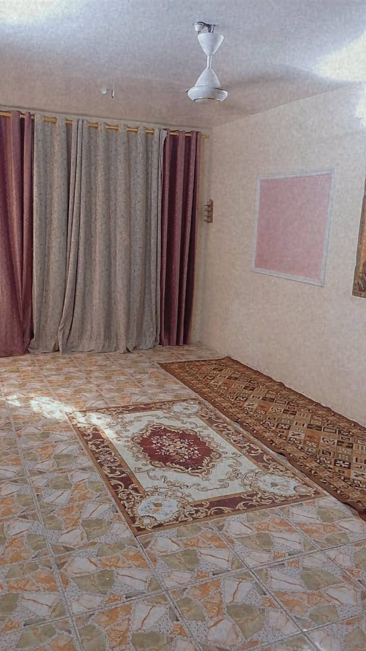 بسبب الوعود الكاذبه السلام عليكم بيت اللييع مساحه 100متر طابق ونص يحتوي البيت طابق الاول استقبال وغرفه نوم وحولي كبير والطابق الثاني 2غرف نوم  سعر البيت 92 وبي مجال استفسار ***********
