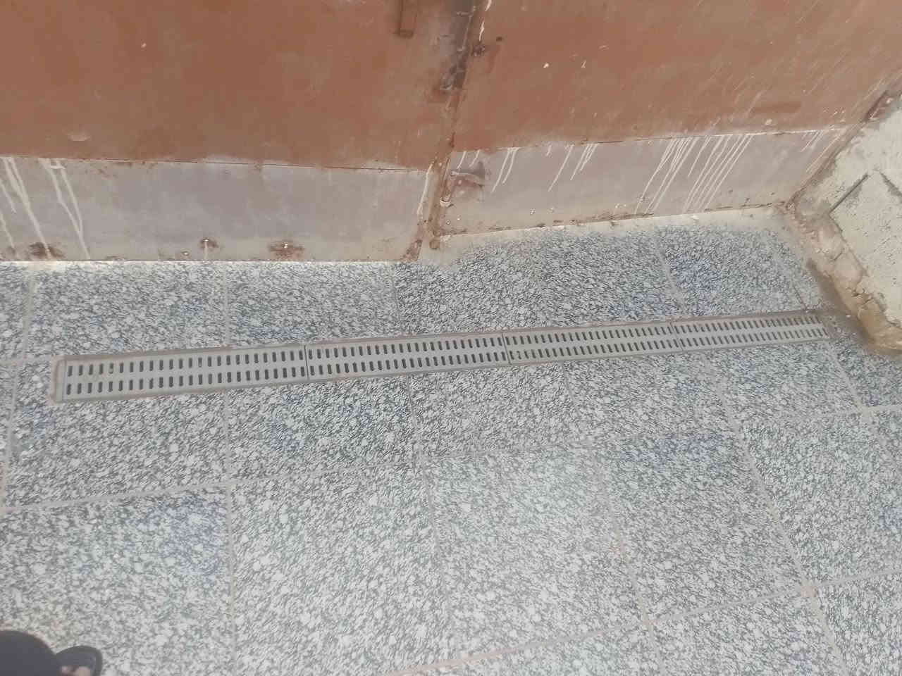 السلام عليكم بيت في حي الوحده السلاميه تجاوز ما معوض يحتوي علا غرفه ومطبخ ودوانيه وهول ومطبخ ومخزن وطارمه وكراج وحديقه خارجيه حمام توليت عكاده سراميك كاع وسكف منطقه هدواء ونضيفه   السعر 17 وبيه مجال اللاستفسار  ***********
