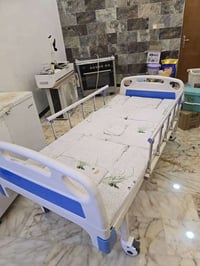 للبيع سريرطبي خمسة حركات بحالة جديده  مع حمالة مغذي مع فراش طبي قلاب ي...