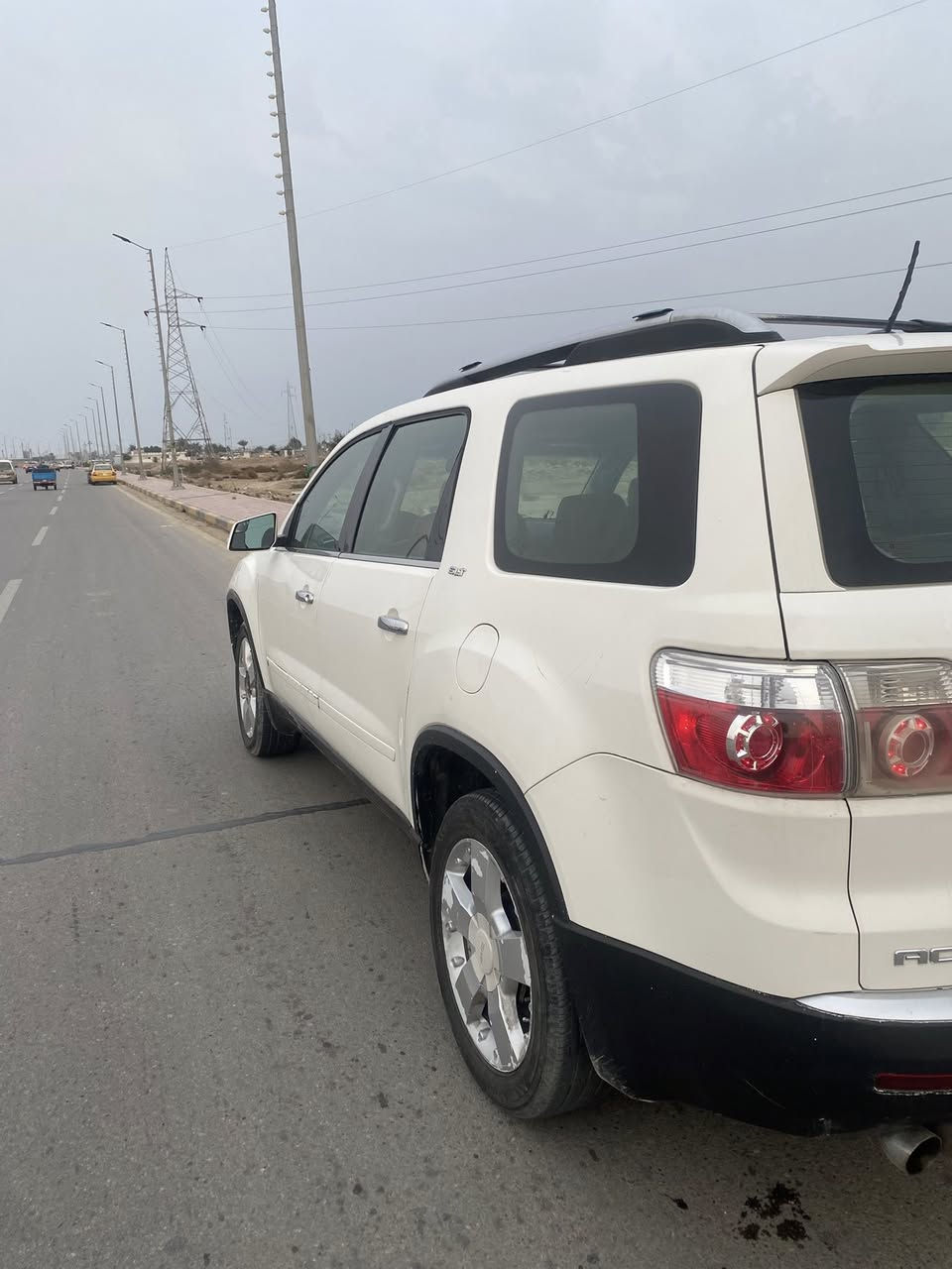 فول أوبشن 1/1
📍 رقم سليمانية دولي
‏🇺🇸 السيارة أمريكي

المواصفات:
 • 👨‍👩‍👧‍👦 7 ركّاب
 • 🎨 اللون: أبيض
 • 🌤 بانوراما فتحتين
 • 🎮 تحكمات ستيرن + شفتات
 • 🎶 تحكم خلفي للمسجل والتبريد (VIP)
 • 🛞 دفع رباعي (4WD) – موكفي تكدر تسوي اذا تحب
 • 📷 كامرة خلفية تعرض على الشاشة الأمامية
‏ • 🅿️ حساسات دعامية
 • 💡 حساس إنارة + منبه رجوع (Back Care)
 • 📊 إظهار العداد (كيلومتر + ميل) على الجامة
 • ❄️ تبريد ثلاث قطع
 • 🛋 غرفة السيارة VIP سياحي
 • 🎙 أوامر صوتية
 • ⚙️ مكينة V6 سعة 3600 (الدوش المرغوب)
 • 💺 ميموري خزن للكشنات + المرايا (عدد 2)
 • 🔌 مرايا شفط كهرباء + هيتر
 • 🚨 إشارات بالمرايا
 • 🔥 منظومة غاز مشدودة (غير مربوطة – تحتاج ربط فقط)
 • 🧳 جنطة كهرباء شفط
 • 💺 كشنات كهرباء
 • ❄️🔥 كشنات تبريد وتدفئة
 • 🟤 دوشمة جلد عسلي
 • 🛠 كير ومكينة جدد

 • حادثها بيبان ثنين فقط 
واكفلك 
 • البنيد، القمارة، والجنطة

💰 السعر: 93
📉 بيها مجال

📞 للتواصل ***********
