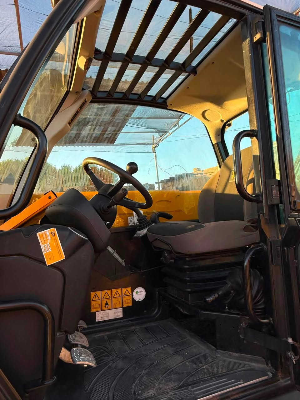 � للبيع – رافعة تلسكوبية JCB 540-200 بحالة ممتازة وجاهزة للعمل فورًا! 🚜

هل تبحث عن ماكينة قوية تتحمل أصعب ظروف العمل وتوفر لك أعلى إنتاجية؟

المدى للاستيراد والتصدير تقدم لكم رافعة JCB 540-200 بأداء قوي واعتمادية عالية، لتكون شريكك المثالي في مواقع البناء، والمصانع، والمخازن، والمشروعات الكبرى.

✅ حالة ممتازة ومجهزة للعمل
✅ محرك قوي واقتصادي في استهلاك الوقود
✅ كابينة مريحة توفر أعلى مستويات الأمان والراحة للمشغل
✅ صيانة سهلة وتوافر قطع الغيار
✅ قوة رفع عالية وثبات ممتاز أثناء التشغيل
✅ مناسبة لجميع أعمال الرفع والمناولة

💯 مع المدى للاستيراد والتصدير… الجودة عنواننا والثقة أساس تعاملنا.
نحرص على توفير أفضل المعدات بأعلى جودة وأسعار تنافسية مع خدمة مميزة قبل وبعد البيع.

📞 للاستفسار والتواصل:
01211114947
أو
01277886747

📩 راسلنا الآن لمعرفة السعر والتفاصيل، ولا تضيع فرصة امتلاك ماكينة قوية ترفع كفاءة عملك وتزيد إنتاجيتك.

المدى للاستيراد والتصدير
🌟 معدات موثوقة… جودة تستحق الثقة


**إذا كنت صاحب هذا الإعلان وتريد حذفه لأي سبب، رجاءا أرسل رسالة إلى الدعم الفني**