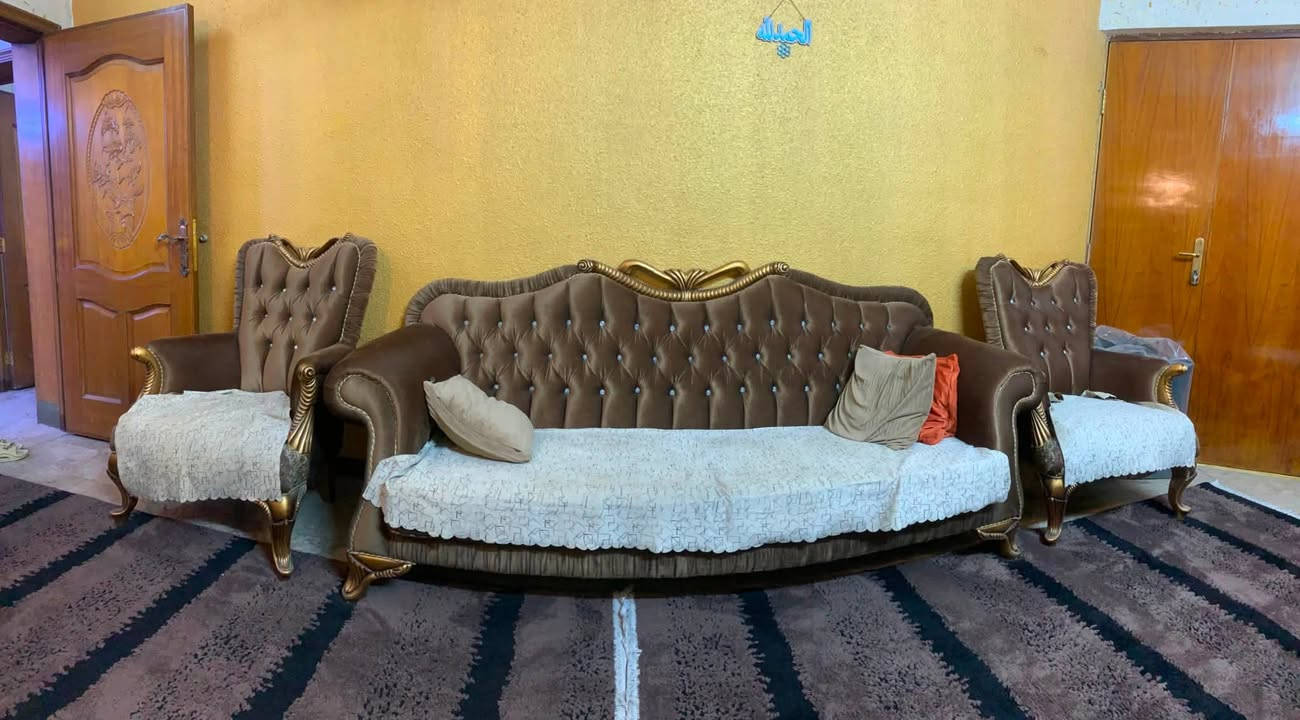 قنفات خشب زان ملكي ست قطع حجم وسط
عشر مقاعد
قنفتين واربع كراسي 
السعر 500 الف
للتواصل ***********
