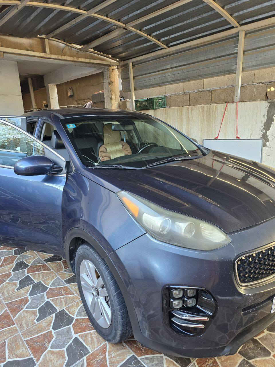 السلام عليكم 
سياره سبورتج 2017 وارد أمريكي 
ضررها مثل ماموضح بالصور
مكان السياره الرمادي 
السعر 145
ه‍/***********
