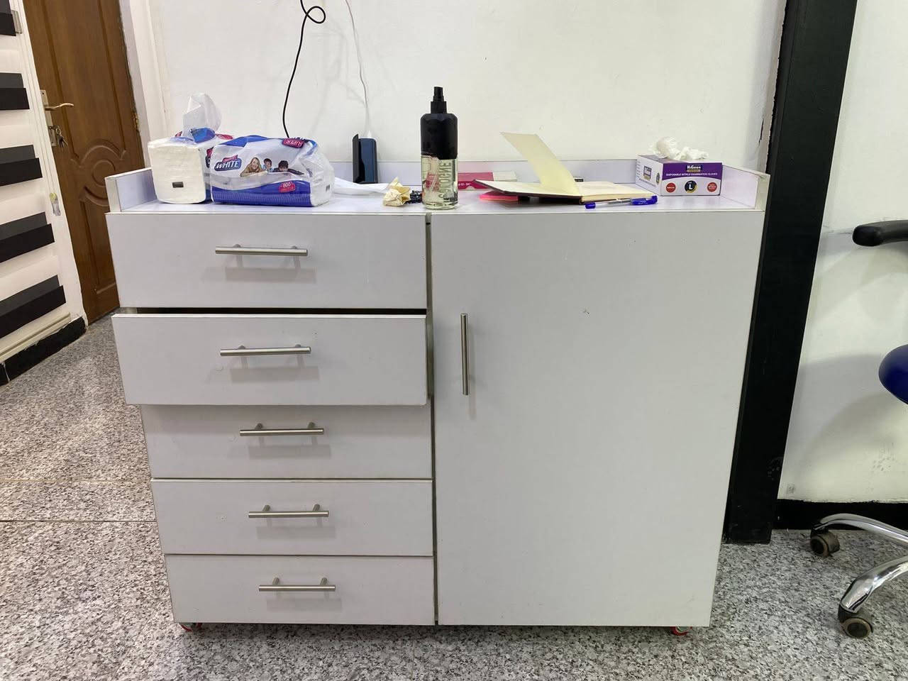 السلام عليكم مكلف بالنشر..
عيادة متكامله للبيع تشمل:
1.جير  اسنان عدد 2 (واحد اخو الجديد مصارله كم شهر والاخر مستعمل )
2. تبريد  عدد 2 (tosot and general)
3.كراسي استراحه مراجعين جلد عدد 1 وكرسي مفرد جلد عدد 2
4.قطع كاونتر للمستلزمات الطبيه عدد 2
5.ثلاجه منضديه 
6. Autoclave 
7. Portable xray
8.lightcure
9.endomotor
10.جهاز تقطير الماء
11.كومبريسر
وتشمل ايضا على مواد اسنان كامله من هاندبيس وايرموتور وكافه المواد الاساسيه بالعياده المكان بغداد للتواصل  الاتصال على الرقم 
***********
