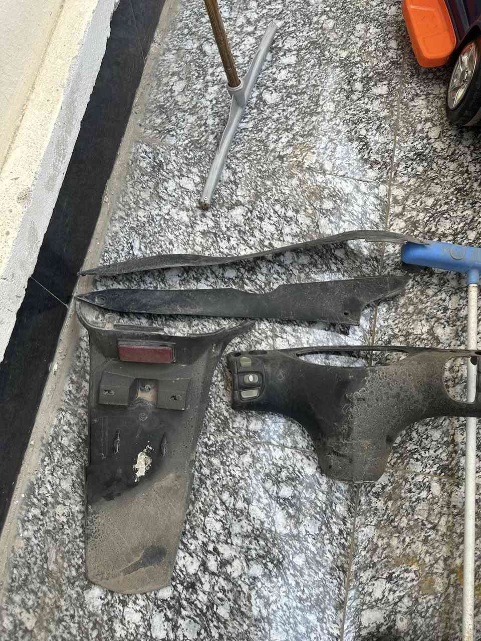 السلام عليكم عندي هذني غراض مال ثعلب للبيع كفرات وترايش وذيل ولحيه شلع 40 الف عنوان بغداد ***********
