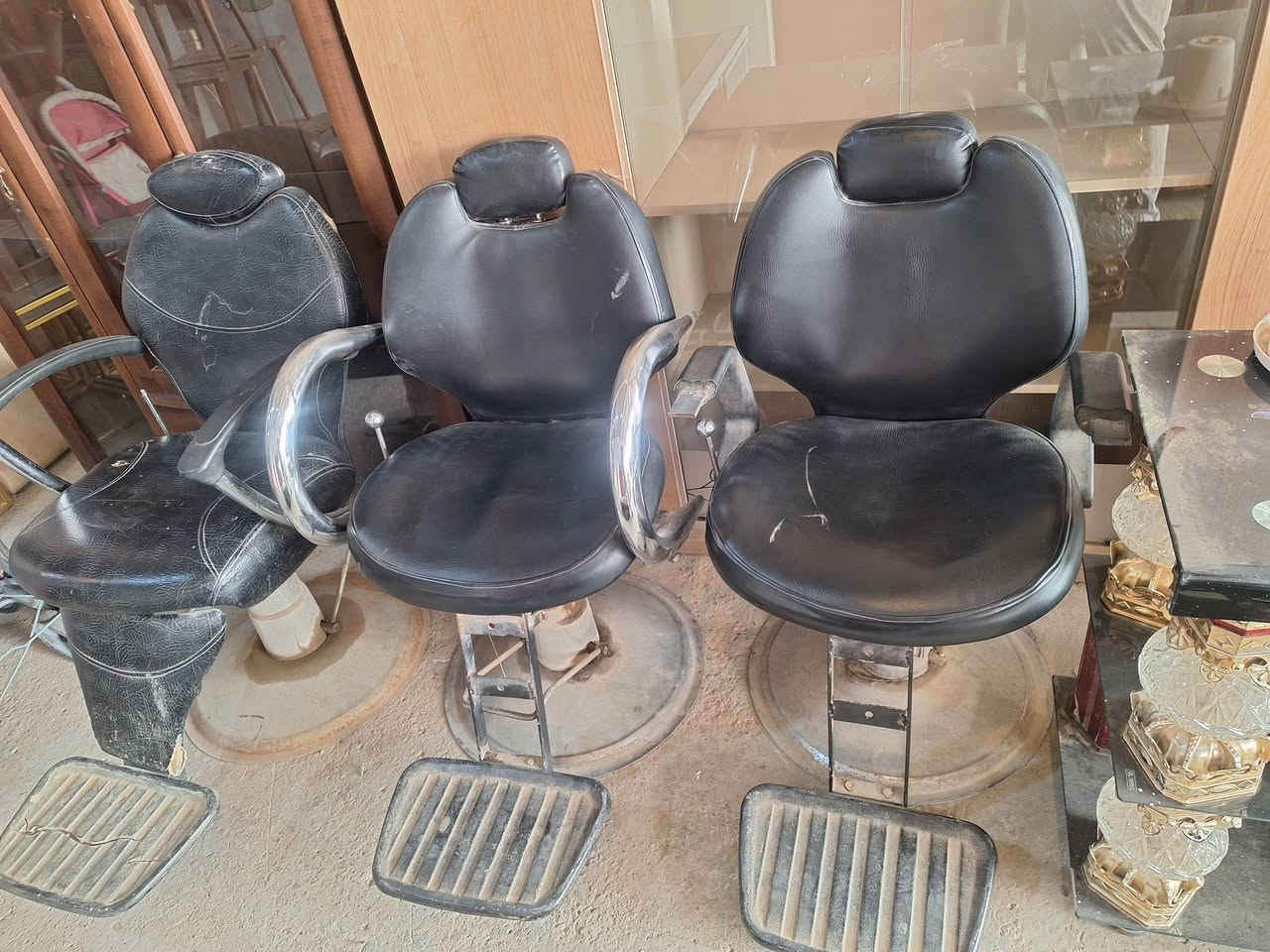 السلام عليكم.....
متوفر غراض صالون حلاقه كامل 
ميز مرايه مع كومدي عدد ٢
كراسي حلاقه عدد ٢
مغسله كرسي . جهاز تبخير .نص تخم جلد 
غراض نضيفه بدون اي ضرر 
تريدهن كلهن او اي قطعه عادي 
الصويره شارع السبيس مقابل حسينية أئمة البقيع
***********
