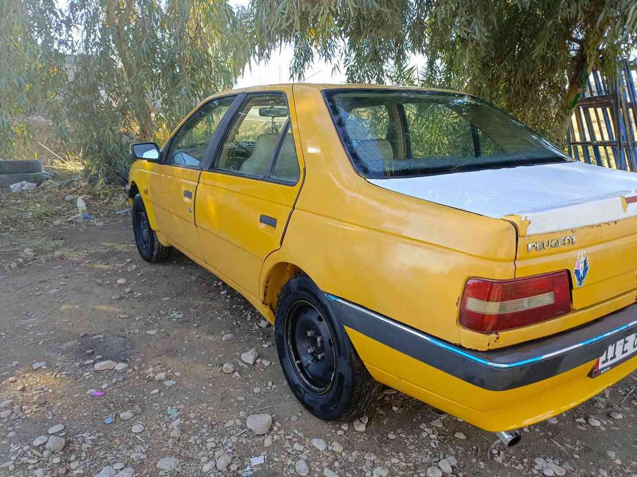 السلام عليكم  
بيجو 405. 
موديل 2013.
سنوية لل27.
كير ومكينه خير من الله.
مصفره هيئة وغرامات . 
مكان ديالى/بعقوبة /كنعان 
 رقم بغداد انكليزي 
سعر 30 بيها مجال بسيط . 
***********
