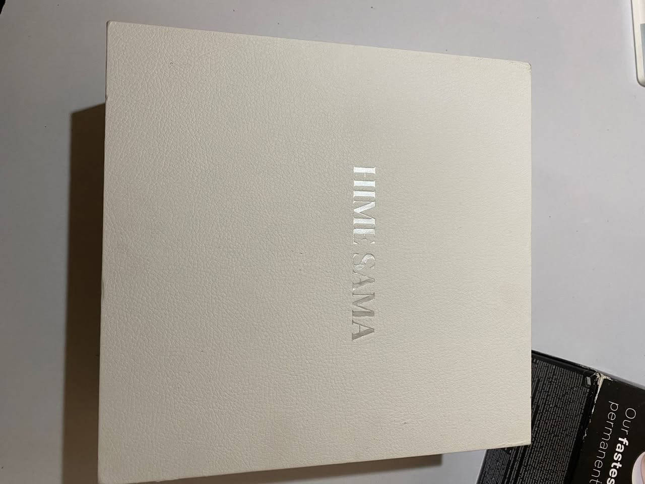 قناع HIME SAMA الضوئي (LED Mask)، وهو جهاز متطور للعناية بالبشرة يستخدم تقنية العلاج بالضوء (Phototherapy) لمعالجة مشاكل البشرة المختلفة من خلال أطوال موجية متعددة.

تفاصيل ومميزات الجهاز:

تكنولوجيا الألوان: يتميز القناع بوجود 7 إلى 8 ألوان من أضواء LED، حيث يستهدف كل لون مشكلة محددة في الجلد:

الضوء الأحمر: لتحفيز إنتاج الكولاجين، وتقليل التجاعيد والخطوط الدقيقة، وشد البشرة.

الضوء الأزرق: مخصص للبشرة الدهنية وحب الشباب، حيث يساعد في تهدئة الالتهابات وموازنة إفراز الدهون.

الضوء الأخضر: يساعد في توحيد لون البشرة وتقليل التصبغات.

ألوان أخرى: مثل الأصفر (للنضارة وتخفيف الاحمرار)، والبنفسجي (لتجديد البشرة)، والأبيض (لتحسين المظهر العام وتفتيح البشرة الباهتة).

التصميم: يتميز بتصميم لاسلكي خفيف الوزن مريح للاستخدام في المنزل، ويحتوي على وسادة سيليكون لحماية العين ووسادة للذقن قابلة للتعديل لضمان التغطية المثالية.

جودة احترافية: يحتوي الجهاز على حوالي 192 إلى 240 صمام LED عالي الجودة لتقديم نتائج مشابهة لجلسات العناية في المنتجعات الصحية (Spa).


**إذا كنت صاحب هذا الإعلان وتريد حذفه لأي سبب، رجاءا أرسل رسالة إلى الدعم الفني**