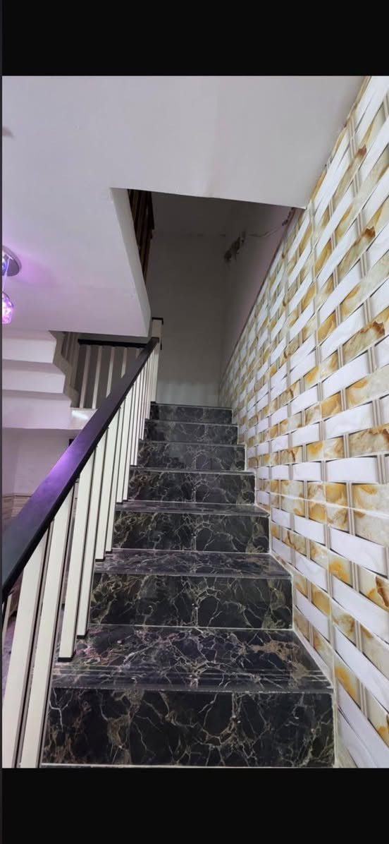 بيت 200 متر بلجزيرة للبيع يحتوي على 3 مشتملات طابقين البيت جديد  والبيت مرهون منه مشتملين فقط يعني نازل من سعر البيت 48 مليون 

تفاصيل البيت /
الطابق الاول يحتوي على غرفتين + صالة+ استقبال + صحيات وتخاريج+ مطبخ+ طارمة او براني واسعة 

الطابق الثاني / ٣ غرف + صالة + صحيات وتخاريج + مطبخ 

معلومة / الي يشتري هذا البيت يكدر يأجر المشتملات ال 3 واردك بلشهر منهن مليون دينار او تأجر مشتملين والباقي تسكن بي   

سعر العقار /245 وبي مجال

للاستفسار / ***********
