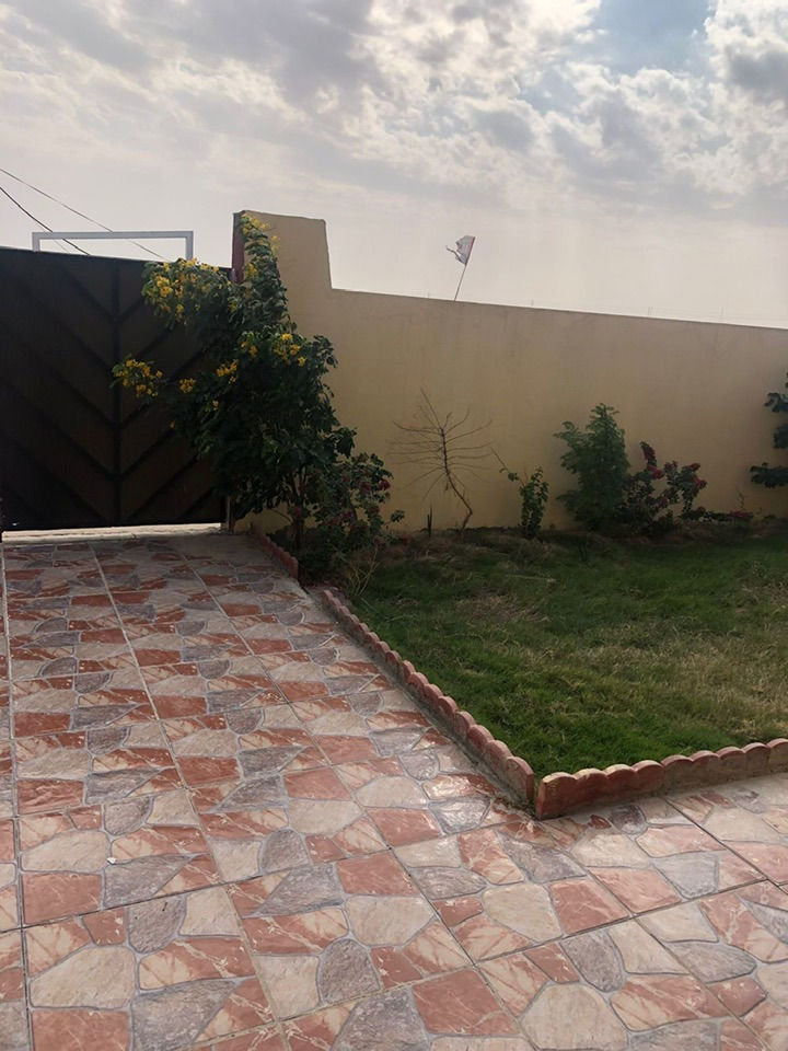 وحده سكنيه للبيع مجمع الرضا السكني قبل مجمع اللبناني طريق جامعة ذي قار ٢٠٠ متر ركن مميزه على ساحه خضراء مبنيه وجاهزه وكافة الخدمات ماء وكهرباء البيت غير مطلوب لمستثمر او مصرف يكون العقد باسم المشتري مباشره السعر ١٣٥ مليون والاثاث حسب الاتفاق *********** لباقي التفاصيل اتصال فقط
