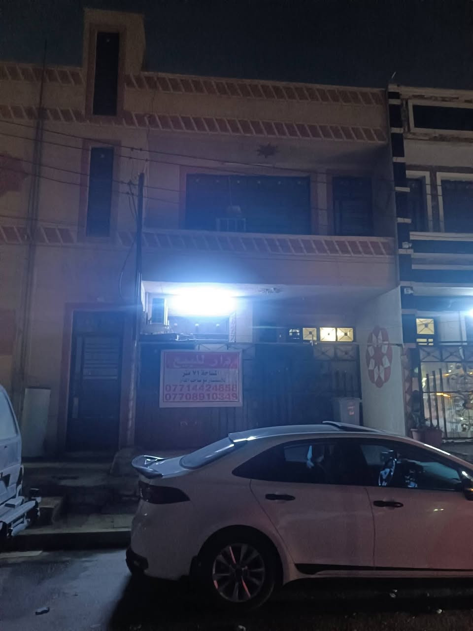 السلام عليكم 
دار للبيع مساحه 71 متر واجهه 6 متر  او اكثر بقليل بيت نظيف بناء مسلح قريب على الشارع المحاذي لقاعه عبله طبعا البيت يصير بصف بيت ركن على الشارع  للاستفسار على الرقم *********** ابو محمد
