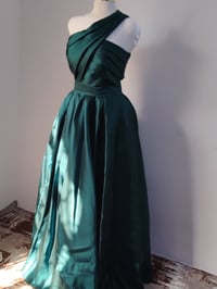 فساتين • ملبوسة مرة • توصيل جميع المحافظات