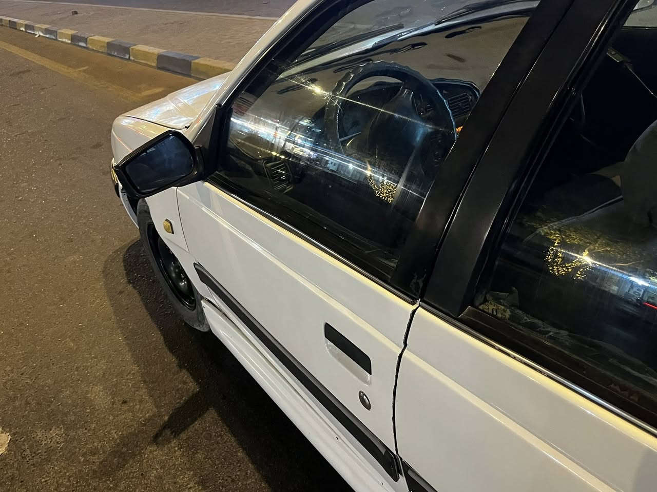 السلام عليكم
بيجو بارص مديل ٢٠١١
مصبوغه عام جماليه مكفوله من الضربه بيها طخه خفيفه جاملغ صوب السايق 
رقم بصره ب أسمي 
محرك لا تنقيص ولا تبخير
الرقم ***********
رقم ثاني ***********
