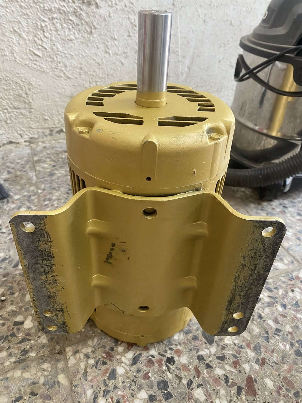 السلام عليكم 
للبيع خمسة حصان 5HP دورة 3400 جديد كارتون مامشدود أمريكي ثري فيز  بغداد شارع فلسطين 
***********
