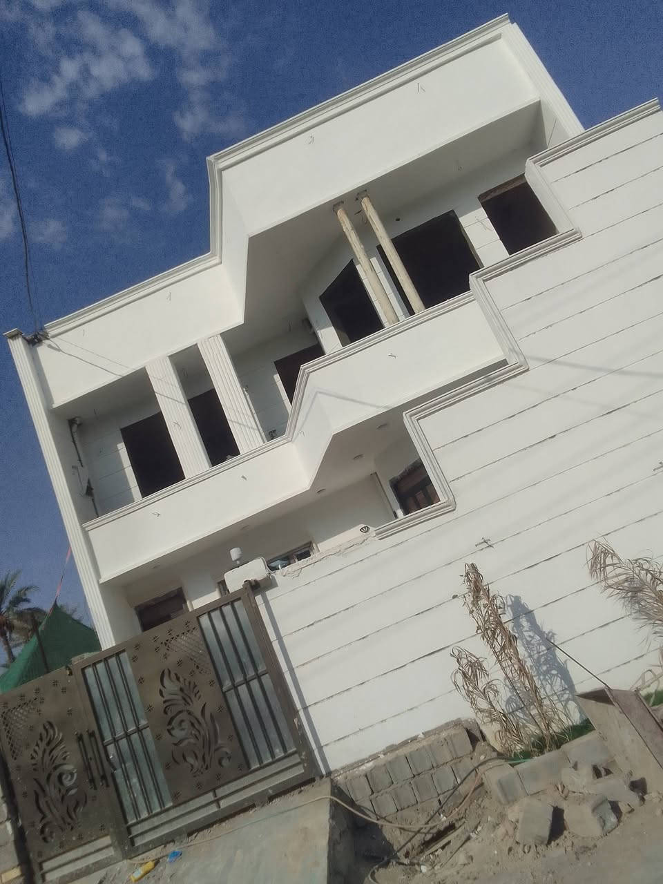 السلام عليكم  خلفه الباخ. صبغ وجهيات متفرغ حالين شغل درجه اولى. ***********
