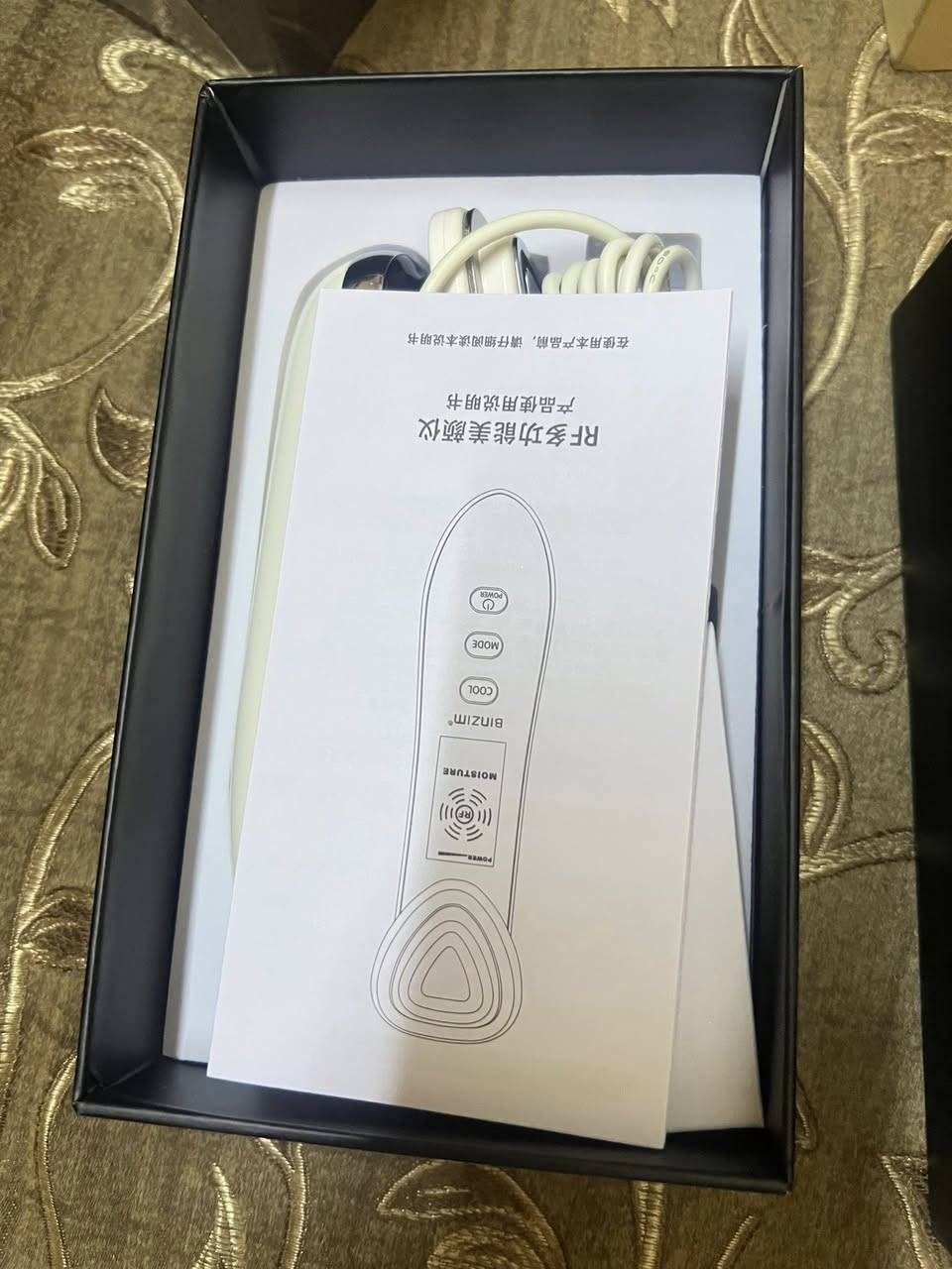 هذا الجهاز هو Binzim Multifunctional Beauty Device (طراز BZ-005 كما هو موضح في السياق)، وهو أداة للعناية بالبشرة وتجميل الوجه. 
التقنيات: يستخدم تقنية التيار الجزئي (Microcurrent)، والترددات الراديوية (RF) لشد البشرة، بالإضافة إلى العلاج بالضوء (LED) وتنشيط الحرارة والبرودة. 
الوظائف: يعمل على تنظيف المسام بعمق، وتقليل التجاعيد والخطوط الدقيقة، وتحفيز إنتاج الكولاجين، وتقليل انتفاخات الوجه. 
المميزات: جهاز محمول وقابل لإعادة الشحن، ومناسب لجميع أنواع البشرة. 
الاستخدام: يُنصح باستخدامه مع جل مخصص لتعزيز الفعالية.


**إذا كنت صاحب هذا الإعلان وتريد حذفه لأي سبب، رجاءا أرسل رسالة إلى الدعم الفني**