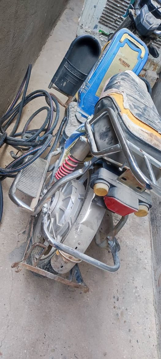 ماطور شحن شغال بس نقص بطاريات
السعر 100الف
***********
