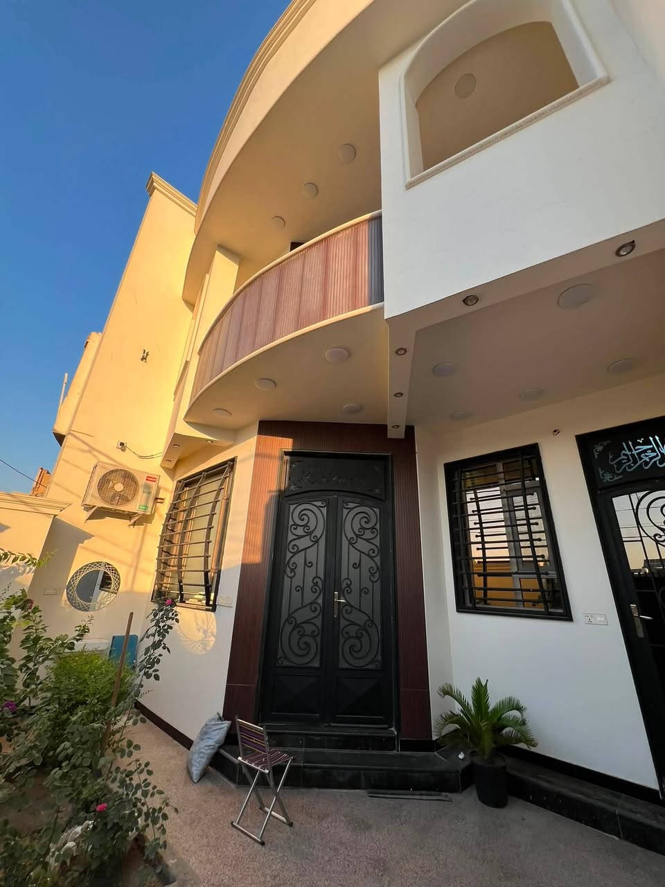 🏠دار للبيــــــــــع 
فـٓــــي حـــــــي الجامعــــــة علــــــــىٰ ساحــــــــة 
__________________
المساحـــــــة // 150م #طابـــو #مــــلك #صــــرف
الواجهـــــــــــة // 7.5م
النـــــــــــــــــزال // 20م
__________________
🧱🏗️ #الطابــــــــــــــق #الأرضـــــــــــــي
غرفـــــــــــة وصالــــــــــة وهـــــــــــول ومطبـــــــخ ومجمــــــــع صحيـــــــــات ومنـــــــــاور وكـــــــــراج ...
🧱🏗️ #الطابــــــــــــــق #الثانــــــــــــــــي 
غرفتيـــــــــن وهـــــــــــول ومجمـــــــــــع صحيـــــــــــات ...

___________________💲
للأستفســـــــار عــــــن السعــــــــر يرجـــــــىٰ تـــــــرگ تعليـــــق (السعـــــــــر) #وسيتــــــم #الـــــرد #خــــاص
__________________💲

#مكتـــــــــب
         🧱🏗️أمــــــــلاك بابــــــــل للعقـــــــار🧱🏗️
#الكائـــــــــن
  شارع_الكرامة_قرب_الضريبة_مقابل_التخطيط_العمراني
        ***********📞☎️📞***********
____________________________________________
