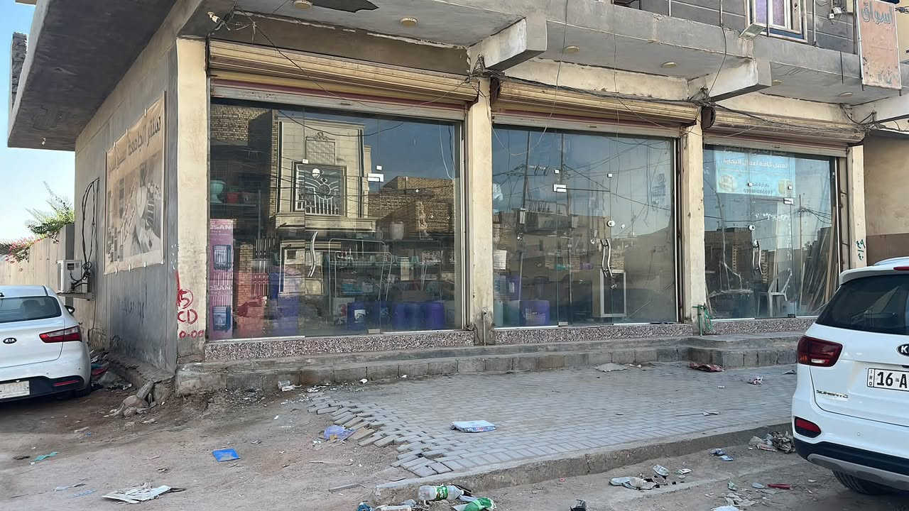 للايجار محل كبير ٨ في ٨ حي الجامعة نهاية شارع ٢٠ مجاور حسينية فاطمة بنت الحسين للاتصال ***********
