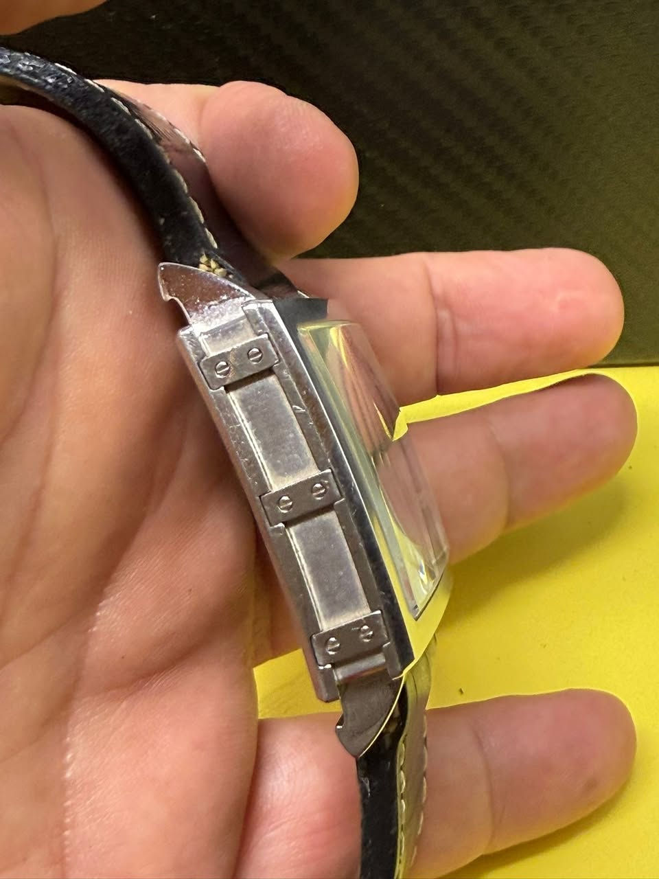 Jaguar Dual Time - للتميز عنوان
 التصميم المزدوج (Dual Time): ساعة استثنائية بتصميم "Square Case" هندسي، توفر خاصية التوقيت المزدوج بقرصين منفصلين، مثالية لهواة السفر والأعمال التي تتطلب متابعة توقيتين عالميين في وقت واحد.
 الهيكل والصلابة: مصنعة من الفولاذ المقاوم للصدأ (Stainless Steel) عالي الجودة، مع هيكل جانبي يعكس المتانة والحرفية السويسرية في التصميم.
 التفاصيل التقنية: الظهر محفور بأسماء المدن العالمية مع فروقات التوقيت (GMT)، مما يضفي صبغة تقنية وعملية على القطعة، مع تيجان ضبط (Crowns) محفورة بشعار "الجاكوار" العريق.
 الأناقة والعملية: تأتي بحزام جلدي فاخر مزود بمشبك (Clasp) أصلي يحمل اسم العلامة التجارية، لضمان الراحة والأمان عند الارتداء.
 القيمة: قطعة نادرة بسعر 225$، تعكس ذوق المقتني الذي يبحث عن شيء مختلف تماماً عن الساعات التقليدية.


**إذا كنت صاحب هذا الإعلان وتريد حذفه لأي سبب، رجاءا أرسل رسالة إلى الدعم الفني**