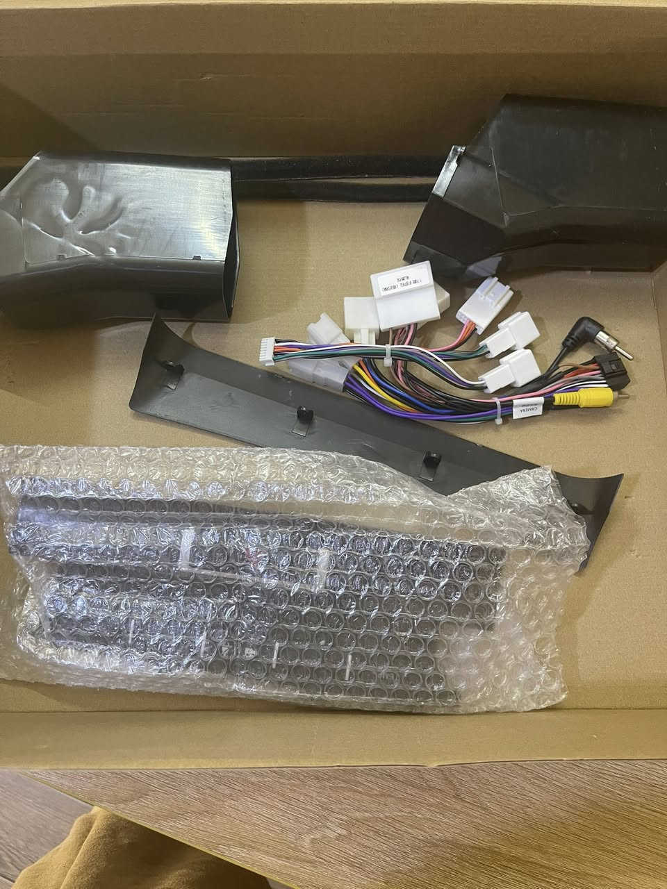 شاشه لاندكروزر على شكل لكزز ترهم من موديل 2007الى موديل2022 لك كابر ابلي ومواصفات ورام 64/4سعر 300
***********
