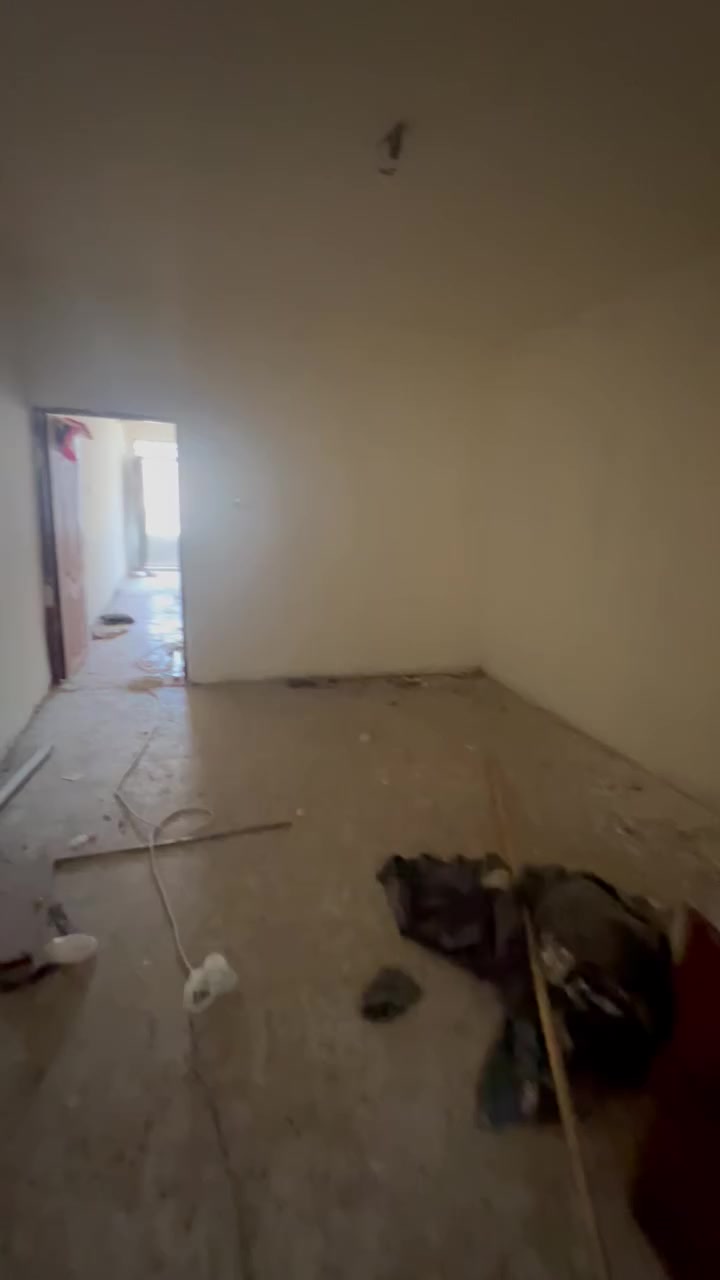 السلام عليكم 
بيت 100 متر للايجار منطقة التراث تقاطع الربيعي الي يصير بعد مدخل الري سادس فرع على ايدك اليسرى قرب افران المنتظر 
اني مو من المنطقة لذلك اعذروني مااندل بيها هواي 
البيت متكون من صالة وهول ومطبخ بالاول وحمامات خارجية وداخلية وغرفتين في الطابق الثاني البيت سويت السطح مالته وايضا صبغ وتغيير ابواب الحمامات وكما موضح بالصور والفديو والبيت بالفديو وصخ لان العمال هسه طالعين منه مجرد تنظيف 
ملاحظة الطابق الثاني بس بي غرفة يحتاجلها قطع واني اكملها يعني ويحتاج يدات مال شبابيك وكم جامة بيها كسر يتم اكملها واستقطاعهن من الايجار ماكو اي مشكلة 
الاتصال على الرقم ***********
