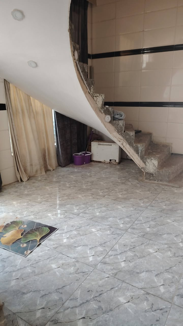 بيت للبيع شارع السياسين مجمع حجي حسين خلف الشركه بناء مضيف مطبخ غرفتين وصاله 8 صب كونكريت بيت جديد  واتساب***********
