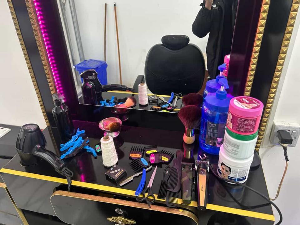 السلام عليكم غراض حلاقة للبيع  كلهن او قطعة قطعة  للتواصل اتصال او واتساب ***********
